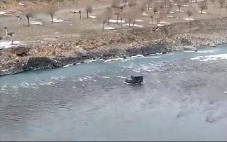 viral-video-tourist-beats-himachal-traffic-jam-by-driving-mahindra-thar-suv-through-river-gets-a-challan